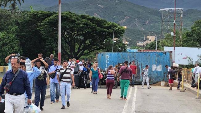 Maduro ordenó el cierre de frontera el 19 de agosto de 2015. Un año después, el mandatario permitió un paso peatonal entre ambas naciones.