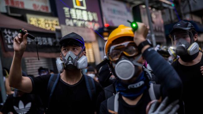 Con máscaras, cascos, sombrillas y lásers, los manifestantes en Hong Kong evitan ser identificados por policías y cámaras de seguridad del gobierno chino.