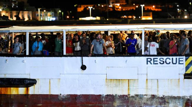 El barco humanitario Open Arms llegando a la isla italiana de Lampedusa para desembarcar a los migrantes.