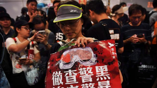 Dos meses llevan las manifestaciones en Hong Kong. En la imagen, una hongkonesa lleva un cartel en protesta contra la represión policial.