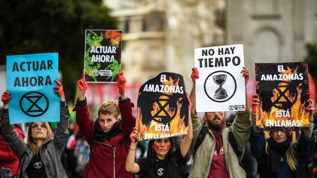 En Buenos Aires, capital de Argentina, decenas de personas se manifestaron frente a la embajada de Brasil.