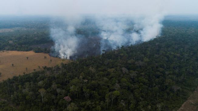 Vista aérea de los efectos de uno de los incendios este sábado, en la Amazonia de Rondonia (Brasil).
