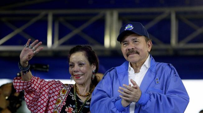 Daniel Ortega (d.) presidente de Nicaragua y su esposa y vicepresidenta, Rosario Murillo.