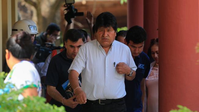 El presidente de Bolivia, Evo Morales (c) anunció que decidió hacer una "pausa ecológica" en las áreas afectadas por los incendios en la Chiquitania boliviana, en el este del país.