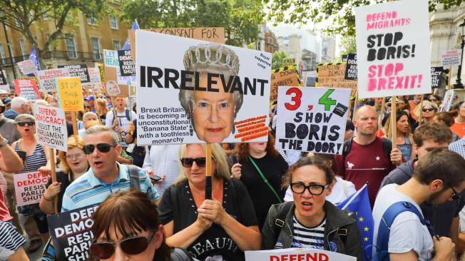 Miles de personas se congregaron en Londres y otras ciudades para protestar contra lo que llaman el 'golpe' de Boris Johnson a la democracia británica.