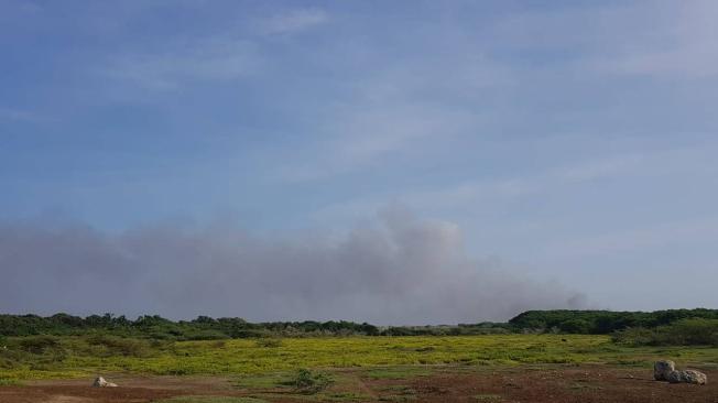 Incendio en Vía Isla Salamanca. 52 brigadistas atienden el incendio forestal que se presenta desde el domingo en la tarde.