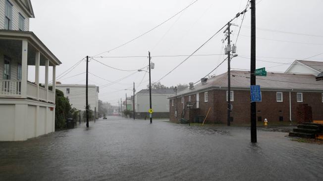 Decenas de calles están cerradas debido al pronóstico de hasta 50 centímetros de lluvia e inundaciones repentinas.