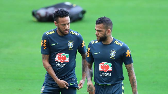 Neymar (izquierda), la máxima estrella de Brasil, y su compañero Dani Alvez, el mejor de la Copa América que ganó el equipo brasileño y que estrena contra Colombia, el viernes 6 de septiembre del 2019.