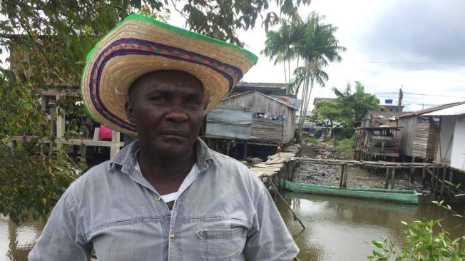 Oxiver Obando, miembro de una asociación de cultivadores de camarón en Tumaco.