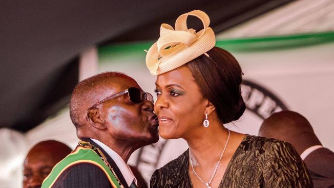 Robert Mugabe y su esposa Grace en la celebración del día de la Independencia en Zimbabue, en 2017.