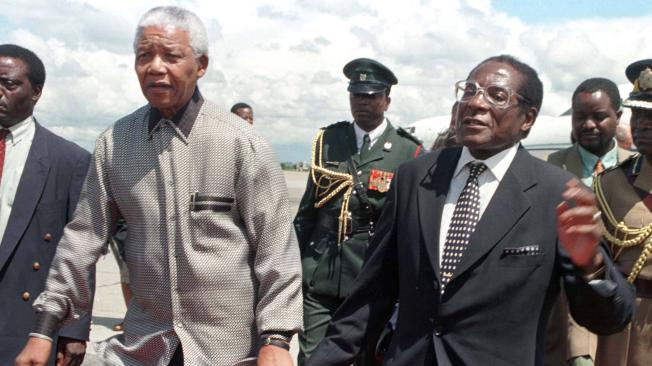 El expresidente de Sudáfrica Nelson Mandela y su homólogo de Zimbaue Robert Mugabe, durante una visita del primero en Harare, en 1998.