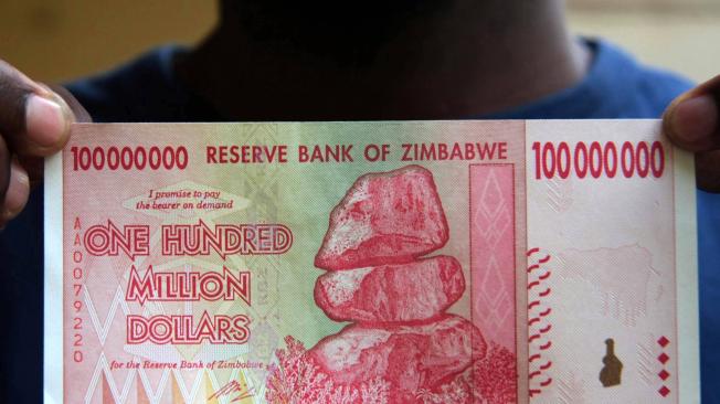 En Zimbabue se tuvieron que imprimir billetes de altísimas denominaciones para afrontar la hiperinflación entre 2008 y 2009. Hubo hasta de 100 billones de dólares zimbabuenses.