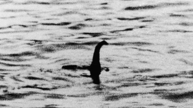 Esta es una de las fotos más famosos del monstruo del lago Ness. Se hizo en 1934 y 60 años después se descubrió que fue un montaje.