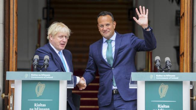 Leo Varadkar, primer ministro irlandés junto a su homónimo britábnico, Boris Johnson.