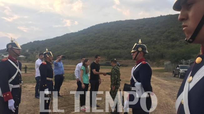 Juan Guaidó recibió honores militares una vez cruzó la frontera hacia Colombia.