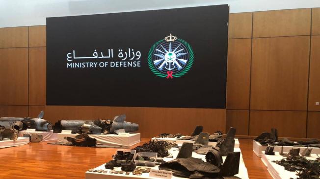 Los restos de aviones no tripulados que se dice son del ataque a la refinería de petróleo Aramco Aquaiq se exhiben durante una conferencia de prensa del Ministerio de Defensa en Riad, Arabia Saudita.