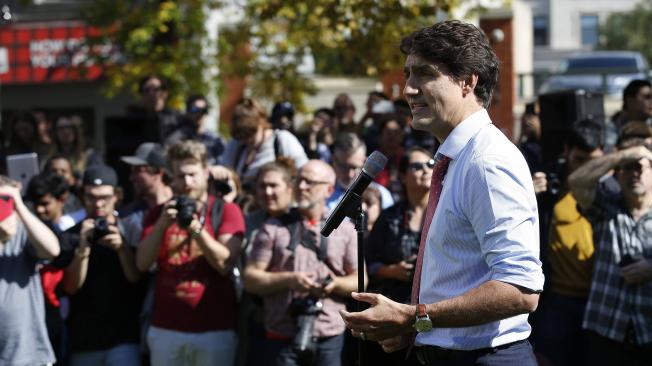 Trudeau, quien busca ser reelegido, pidió disculpas por haberse pintado la cara de negro y dijo que era “inaceptable”