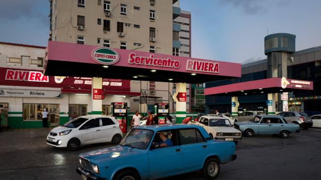 Ante la escasez de combustible los cubanos intentan sobreabastecerse.