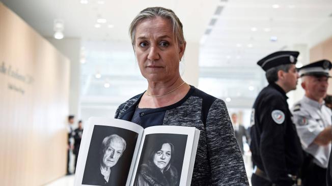 La neumóloga francesa Irene Frachon posa con un fotolibro que representa retratos de "víctimas del Mediator" antes del inicio del juicio.