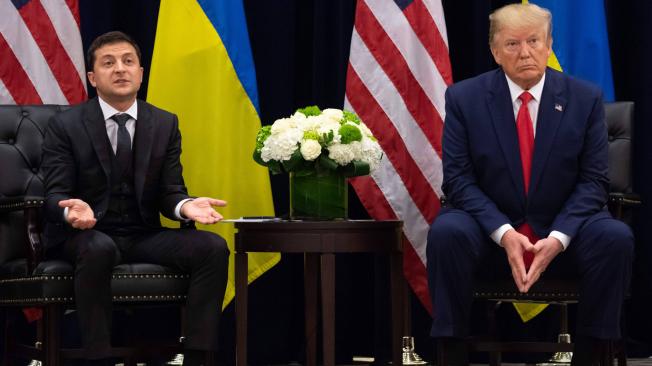 El presidente de Ucrania, Vladimir Zelenski (i) y el presidente de los Estados Unidos, Donald Trump (d), durante una rueda de prensa a propósito de la llamada en la que Trump le pide al líder ucraniano que investigue al hijo de Joe Biden.