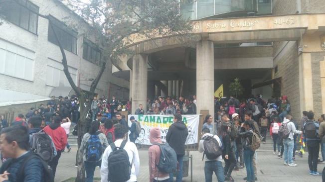Los jóvenes cuentan con pancartas para rechazar los hechos de corrupción dentro de la Universidad Distrital.
