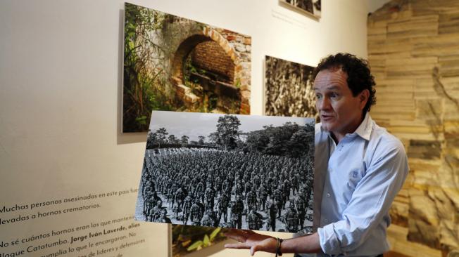 Jesús Abad Colorado muestra una de las fotografías incluidas en su exposición ‘El testigo’, en el centro de Bogotá.