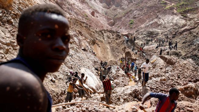 Obreros trabajan en un pozo abierto de la mina de coltán SMB cerca de la ciudad de Rubaya, en la República Democrática Oriental del Congo, en agosto de 2019.