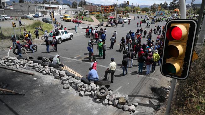 Los manifestantes continuaban bloqueando vías este sábado en Ecuador.