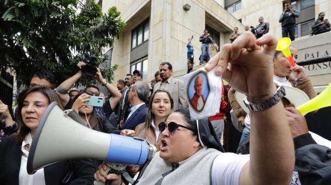 Los seguidores del expresidente Uribe llegaron al Palacio de Justicia desde las primeras horas de la mañana.