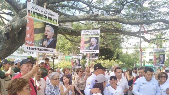 En el lugar, decenas de personas llevaron pancartas y mensajes en apoyo a Álvaro Uribe.