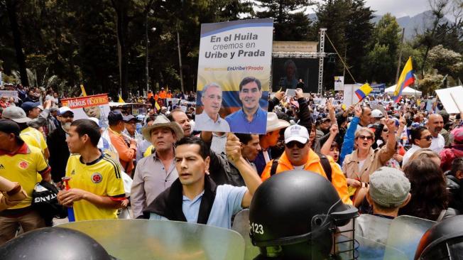 Los simpatizantes del expresidente Uribe se congregan a esta hora en el parque Nacional.
