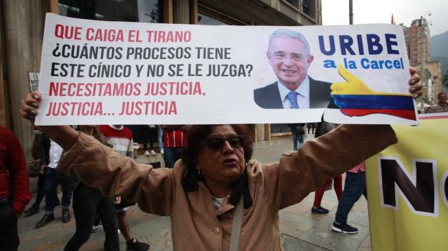 Desde las primeras horas de la mañana, detractores del expresidente Uribe han hecho presencia en los alrededores del Palacio de Justicia.