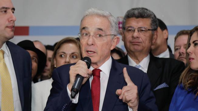 El expresidente y senador Álvaro Uribe Vélez pronunció un discurso de más de una hora en la sede del Centro Democrático, después de la indagatoria en la Corte. Estuvo acompañado por sus abogados y miembros del partido.