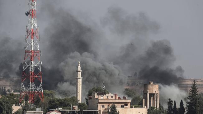 Foto tomada desde territorio turco; al otro lado, en suelo sirio, humo asciende desde los objetivos a los que Turquía bombardeó.