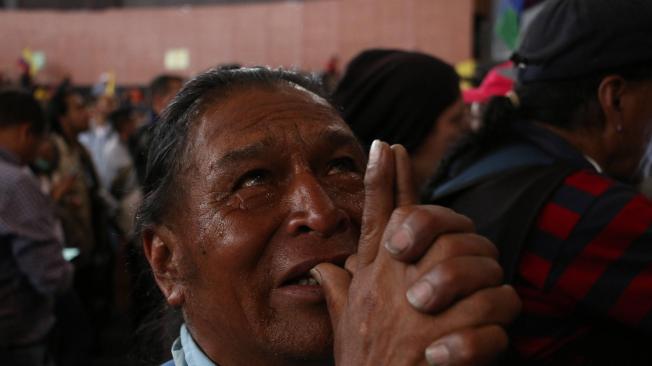 Cientos de personas participan en el velorio de Inocencio Tacumbi, dirigente de la Confederación de Nacionalidades Indígenas (Conaie) que murió durante las protestas contra las medidas económicas del gobierno de Lenin Moreno, este jueves, en la Casa de la Cultura de Quito (Ecuador).
