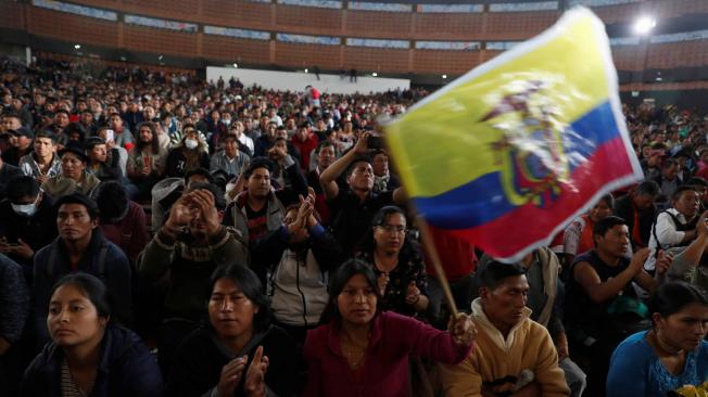 Manifestantes asisten a funeral de líder indígena en Ecuador que habría muerto durante las protestas en Quito.