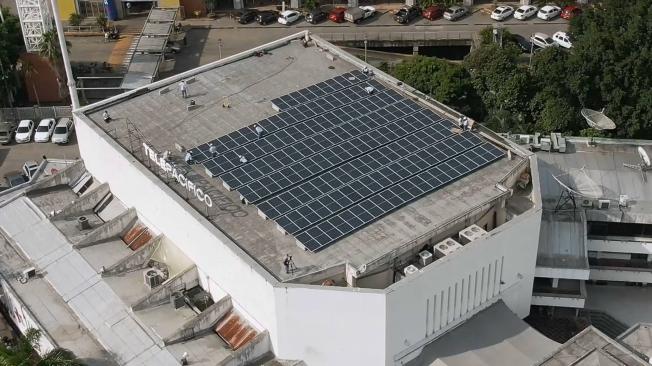 En un área de 660 metro cuadrados se ubicaron 150 paneles solares en el techo del edificio.