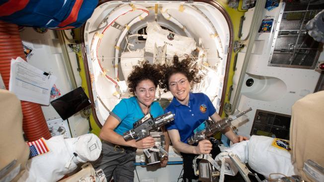 Las astronautas estadounidenses Christina Koch y Jessica Meir serán las encargadas de llevar a cabo la primera caminata espacial femenina.