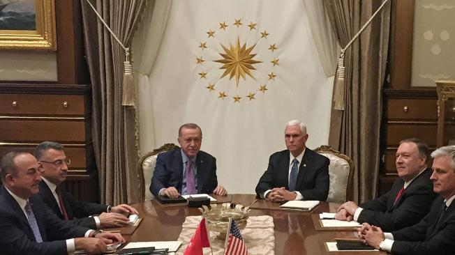 Recep Tayyip Erdogan (i.) presidente de Turquía con el vicepresidente de Estados Unidos, Mike Pence y Mike Pompeo, secretario de Estado.