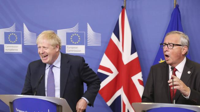 Boris Johnson (i.) primer ministro británico y el presidente de la Comisión Europea, Jean-Claude Juncker en el momento de anunciar el nuevo acuerdo del 'brexit'.