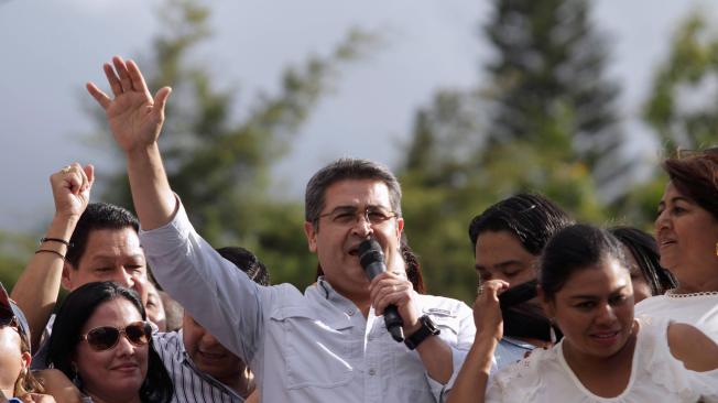 Juan Orlando Hernández ha sido acusado de alcanzar su segundo mandato presidencial mediante fraude.