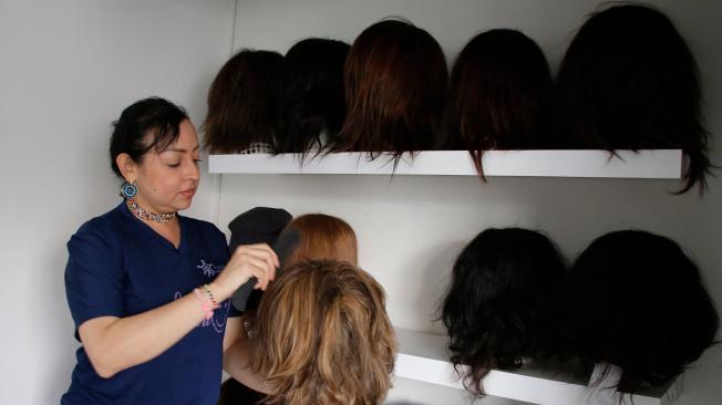 En la fundación también elaboran pelucas con cabello donado para las pacientes que pierden su cabello.