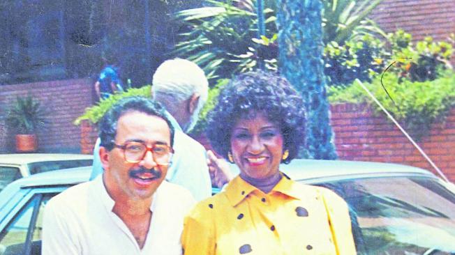 Celia, con Umberto Valverde, autor de ‘La memoria de la Sonora Matancera’ (1997) y ‘Celia Reina Rumba’.
