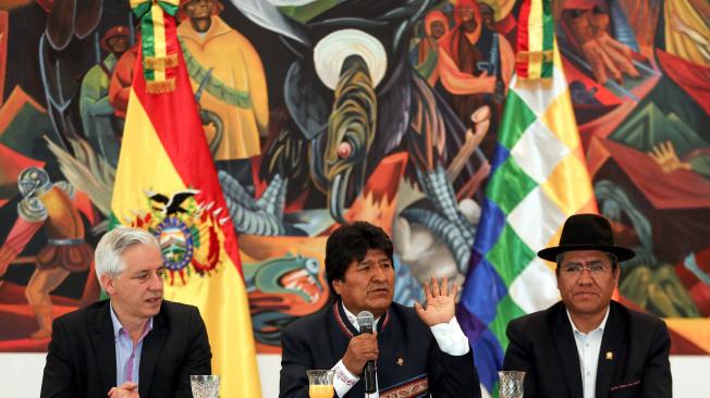 El presidente de Bolivia, Evo Morales (c), acompañado por el vicepresidente boliviano, Álvaro García Linera (i) y el canciller de Bolivia, Diego Pary (d), habló durante una rueda de prensa sobre las elecciones y las acusaciones de fraude, ante miembros de delegaciones diplomáticas y organismos internacionales.