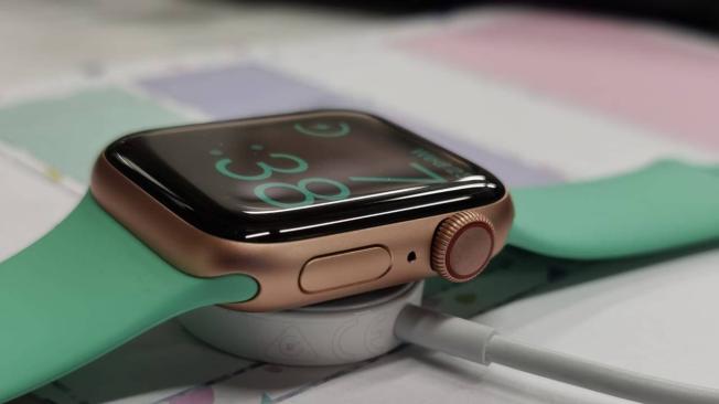 El grosor del Apple Watch Series 5 es de 10.7mm, un poco más delgado que los 11.4mm del Series 3.