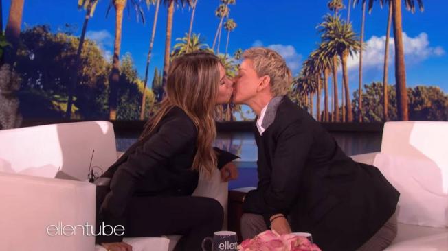 El beso entre Jennifer Aniston y Ellen DeGeneres llamó la atención y puso a pensar a todos en un regreso de Friends.