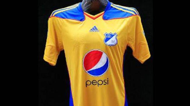 En 2010, Millonarios jugó algunos partidos con esta camiseta amarilla, que en su momento se presentó como homenaje al bicentenario de la Independencia de Colombia.