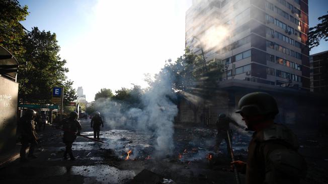 Fuerzas Especiales de Carabineros dispersan a manifestantes, mientras se registran diversas protestas en contra del Gobierno, demandando mejoras sociales en Santiago.