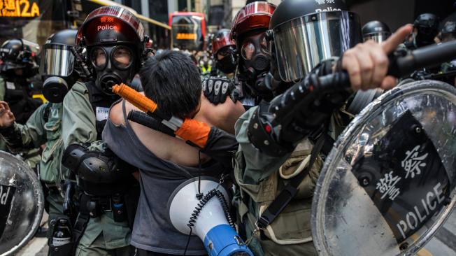 Un hombre es detenido en una calle de Hong Kong por la policía. Ayer hubo fuertes enfrentamientos.