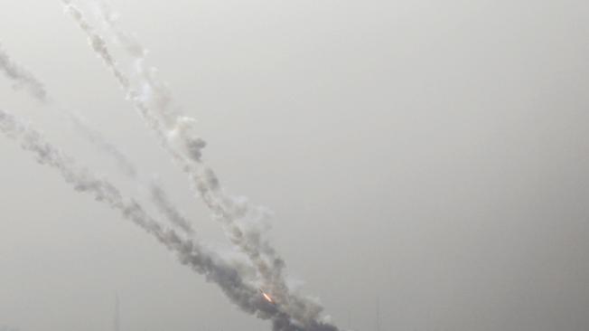 Al menos cincuenta proyectiles han sido disparados desde el interior de la Franja de Gaza con destino 
Israel, este martes, en respuesta al ataque de la Fuerza Aérea de 
Israel (FAI), que llegó a asesinar durante la mañana de este martes al líder de la Yihad Islámica palestina, Bahaa al Ata.